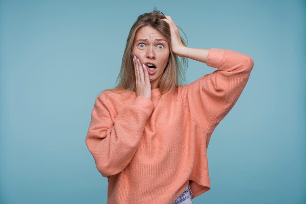 Retrato, de, un, mujer joven, mirar, sorprendido