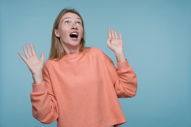 Retrato, de, un, mujer joven, mirar, sorprendido