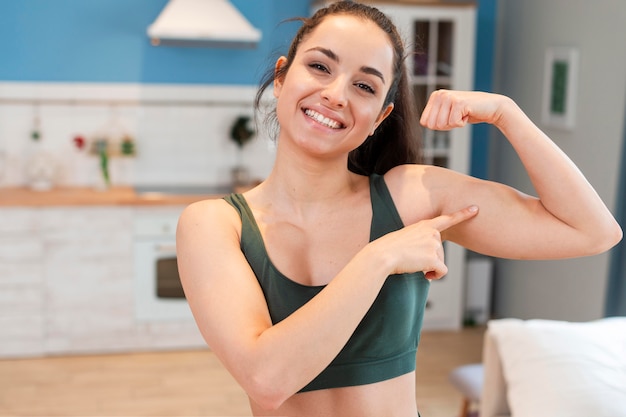 Retrato de mujer joven mostrando sus músculos
