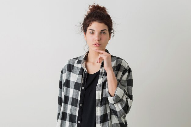 Retrato de mujer joven muy elegante, pensamiento, expresión de la cara pensativa, aislado sobre fondo blanco, camisa a cuadros, estilo hipster, juventud moderna, estudiante