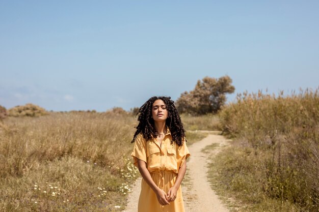 Retrato de mujer joven en la naturaleza