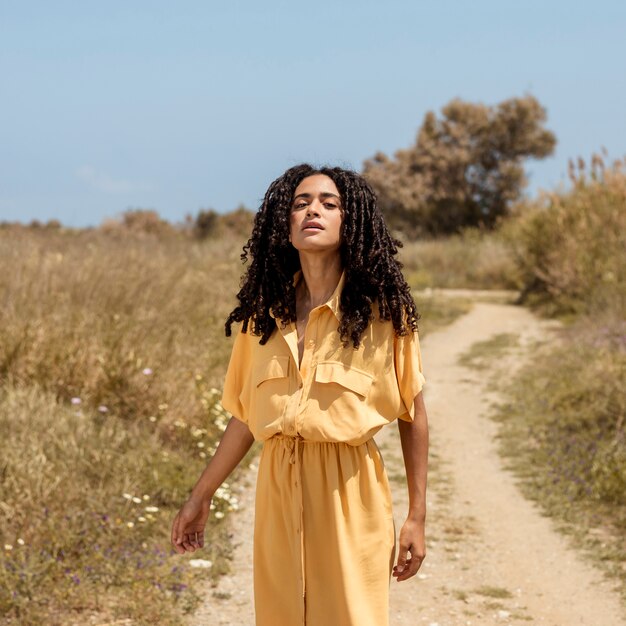 Retrato de mujer joven en la naturaleza