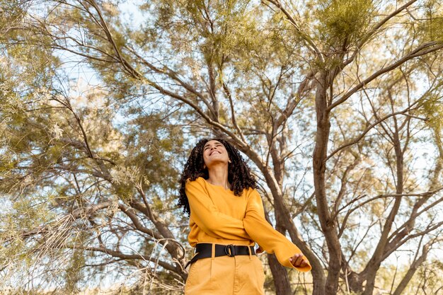 Retrato de mujer joven en la naturaleza