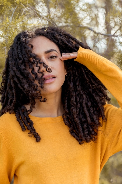 Foto gratuita retrato de mujer joven en la naturaleza