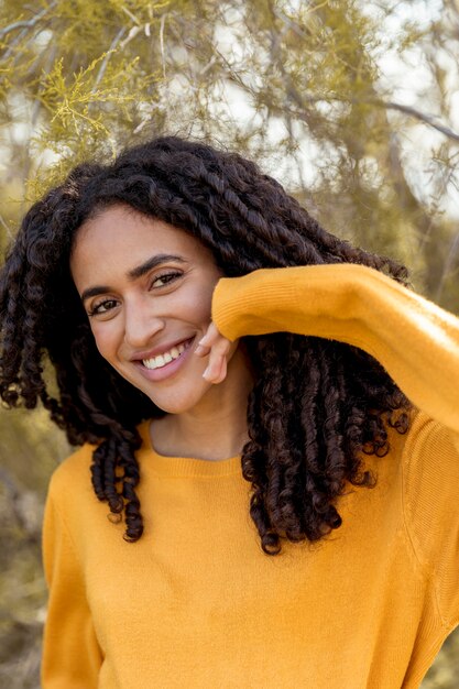 Foto gratuita retrato de mujer joven en la naturaleza