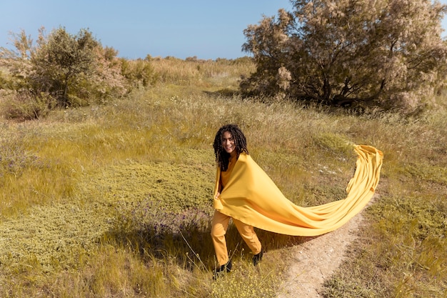 Foto gratuita retrato de mujer joven en la naturaleza