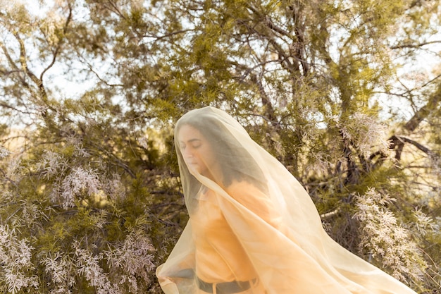 Retrato de mujer joven en la naturaleza