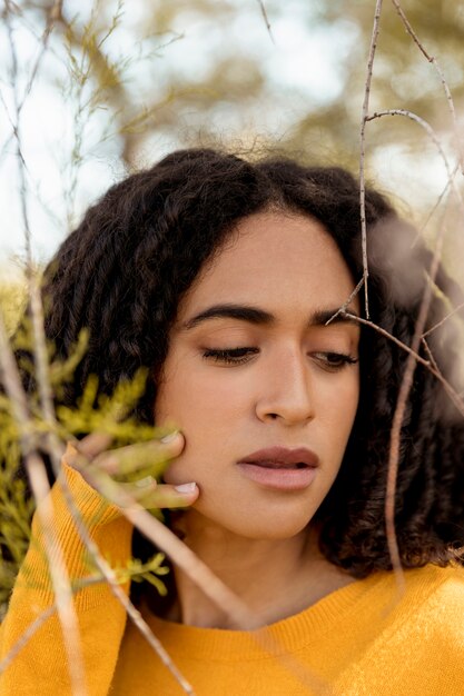 Retrato de mujer joven en la naturaleza