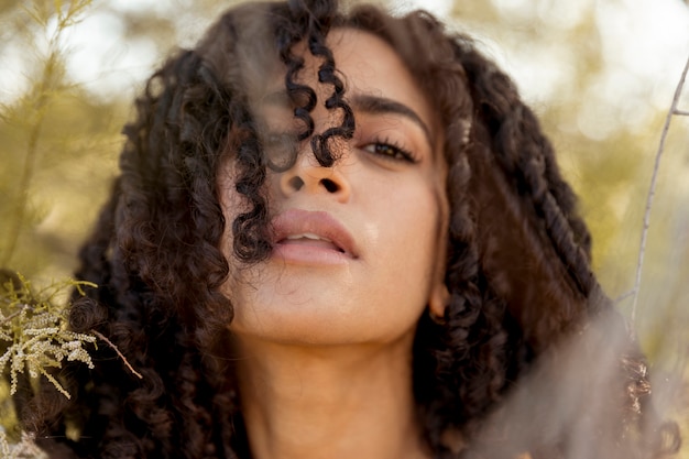 Retrato de mujer joven en la naturaleza