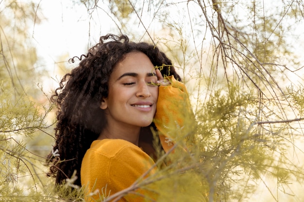 Retrato de mujer joven en la naturaleza