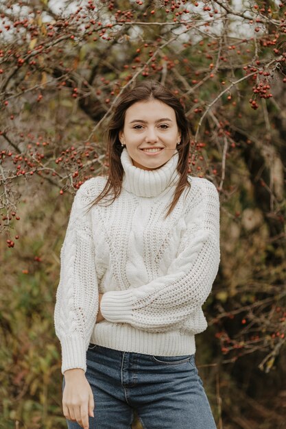 Retrato mujer joven en la naturaleza