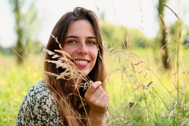 Retrato de mujer joven en la naturaleza