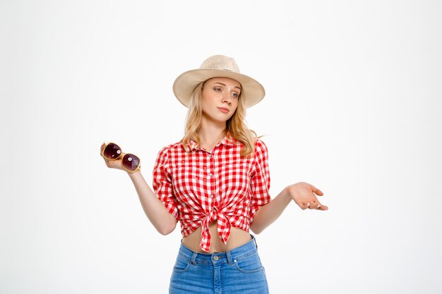 Retrato de mujer joven país en blanco.