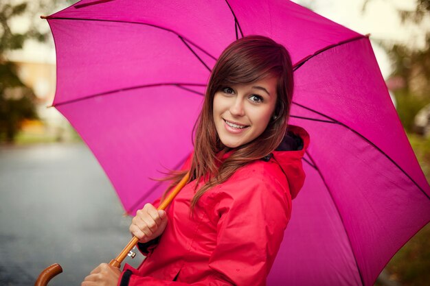 Retrato, de, mujer joven, con, paraguas