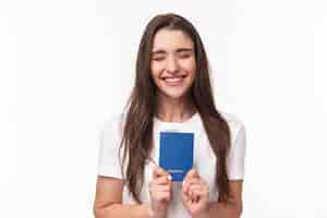 Foto gratuita retrato, mujer joven, con, pasaporte