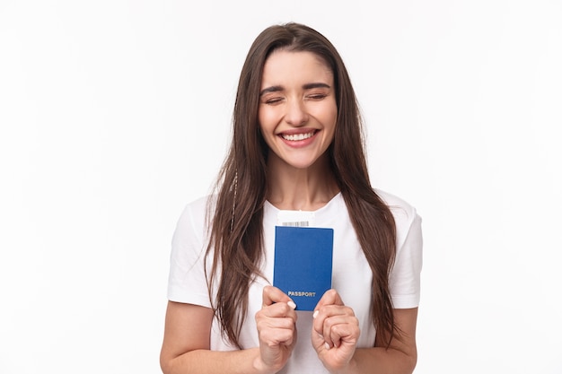 retrato, mujer joven, con, pasaporte