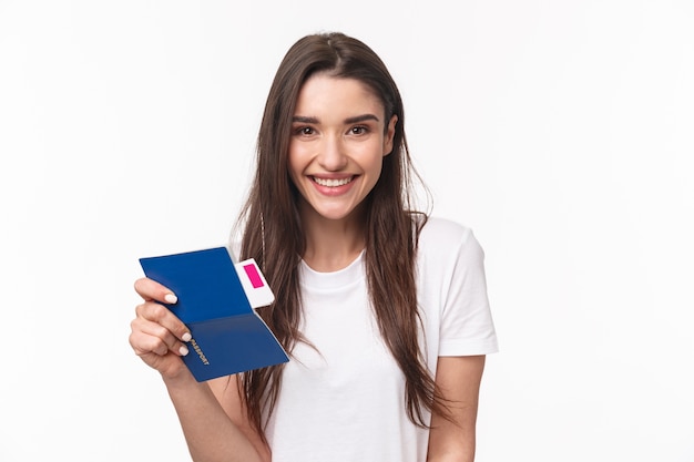 retrato, mujer joven, con, pasaporte