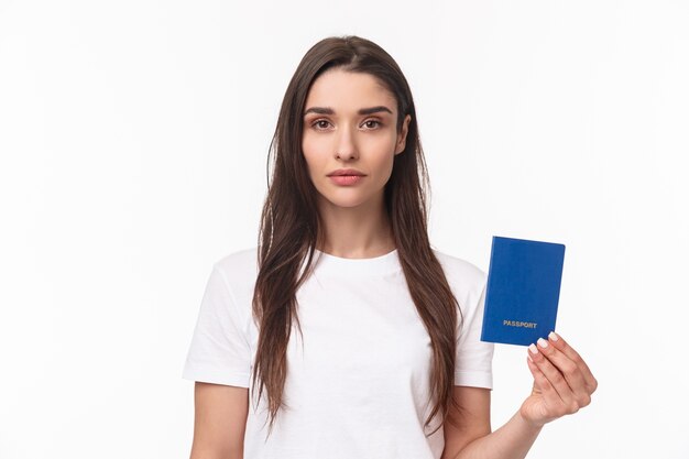 retrato, mujer joven, con, pasaporte