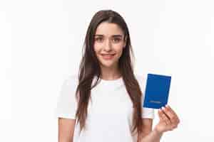 Foto gratuita retrato, mujer joven, con, pasaporte