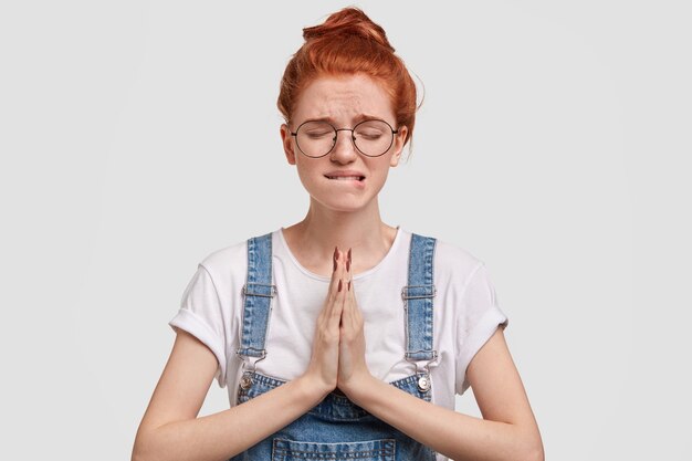 Retrato de mujer joven pelirroja