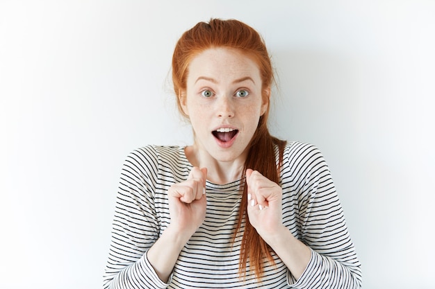 Retrato de mujer joven pelirroja