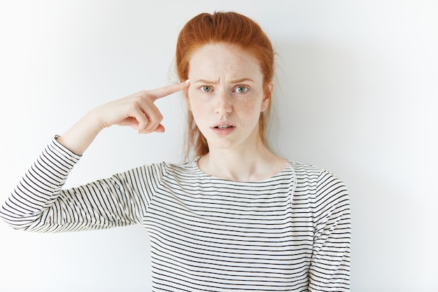 Retrato de mujer joven pelirroja