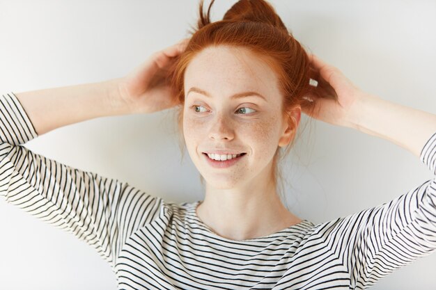 Retrato de mujer joven pelirroja