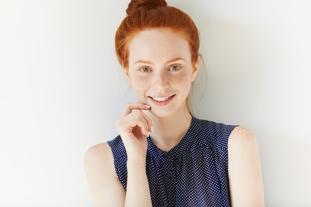 Retrato de mujer joven pelirroja