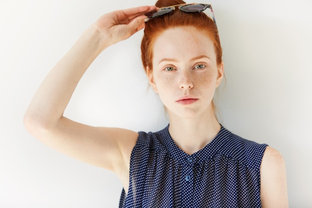 Foto gratuita retrato de mujer joven pelirroja