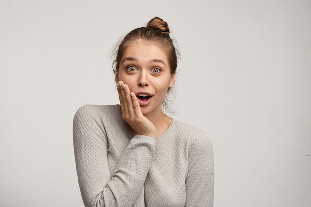 Foto gratuita retrato de mujer joven con el pelo en un moño