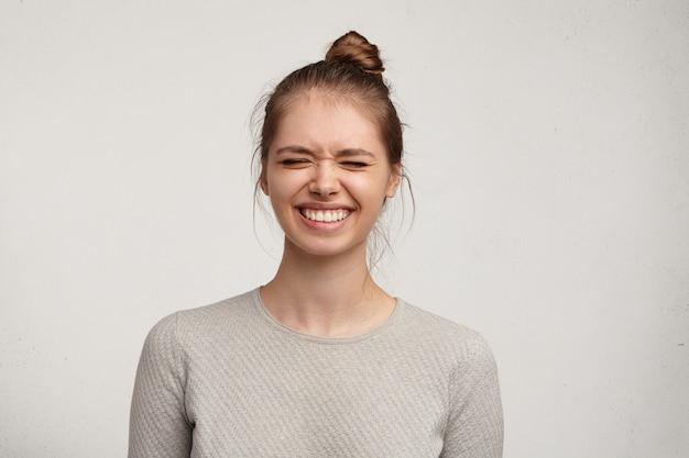 Foto gratuita retrato de mujer joven con el pelo en un moño