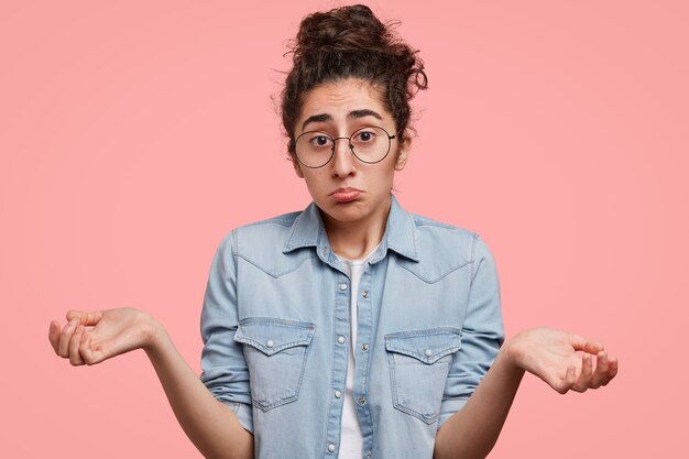 Retrato, de, mujer joven, con, pelo recogido, y, llevando, camisa vaquera