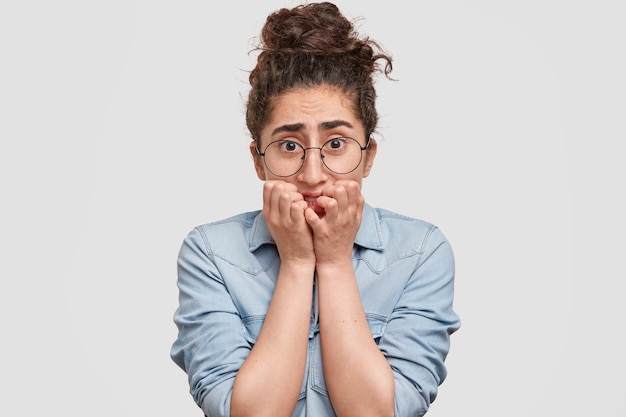 Retrato, de, mujer joven, con, pelo recogido, y, llevando, camisa vaquera