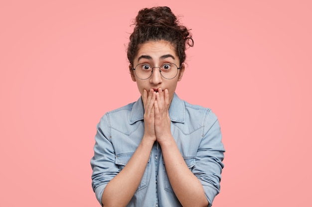 Retrato, de, mujer joven, con, pelo recogido, y, llevando, camisa vaquera