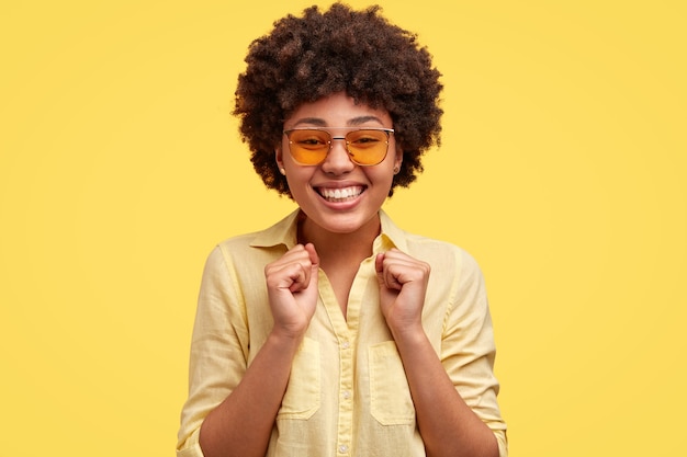 Foto gratuita retrato, de, mujer joven, con, pelo rizado