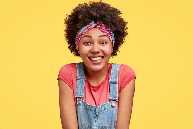 Retrato, de, mujer joven, con, pelo rizado