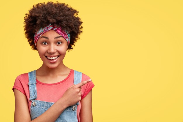 Retrato, de, mujer joven, con, pelo rizado