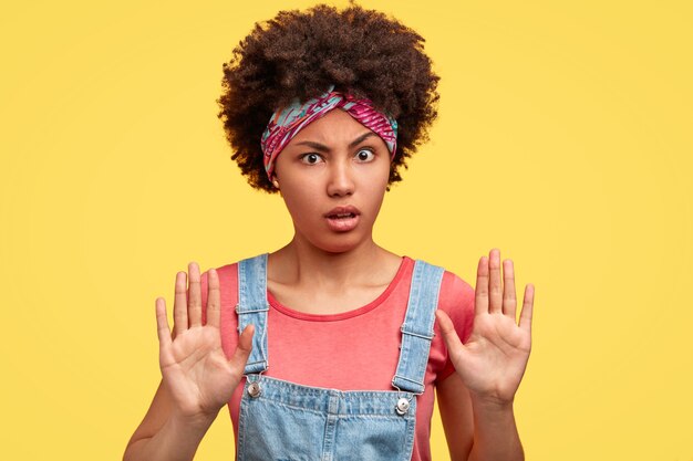 Retrato, de, mujer joven, con, pelo rizado