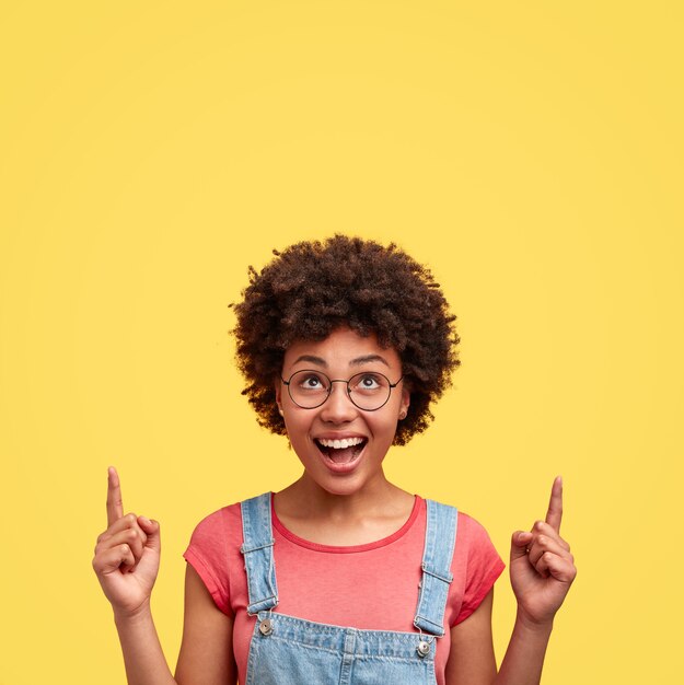 Retrato, de, mujer joven, con, pelo rizado