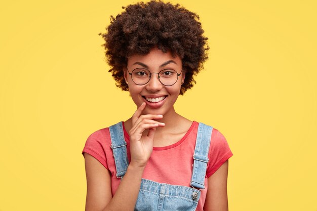 Retrato, de, mujer joven, con, pelo rizado