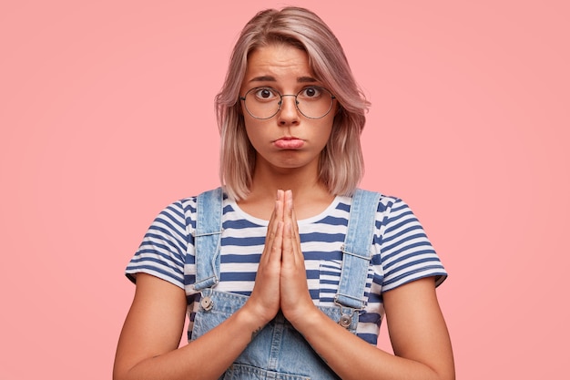 Retrato, de, mujer joven, con, pelo teñido, llevando, overoles