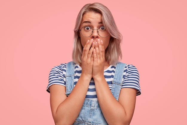 Retrato, de, mujer joven, con, pelo teñido, llevando, overoles