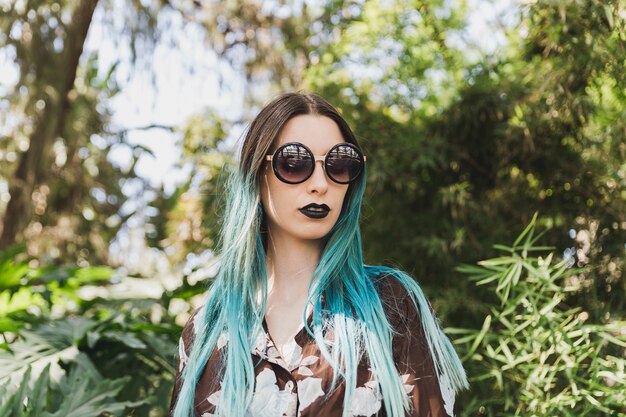 Retrato de mujer joven con pelo teñido