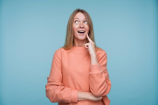 Foto gratuita retrato de una mujer joven pensando en algo