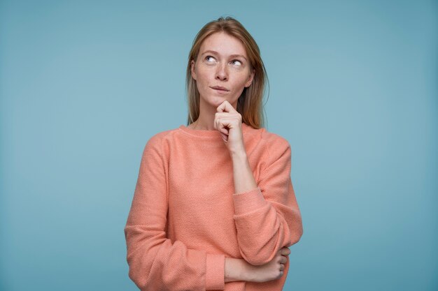 Retrato de una mujer joven pensando en algo