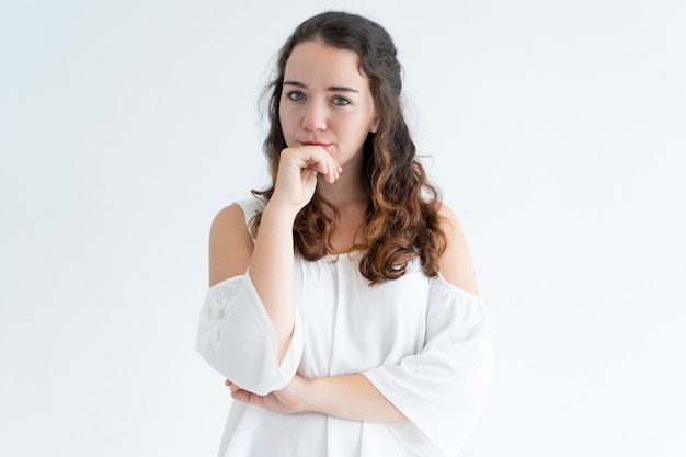 Retrato de mujer joven pensativa mirando a cámara