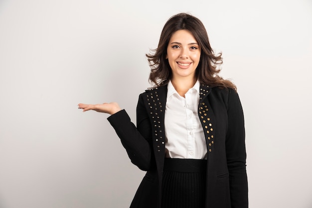 Foto gratuita retrato de mujer joven de pie sobre blanco.