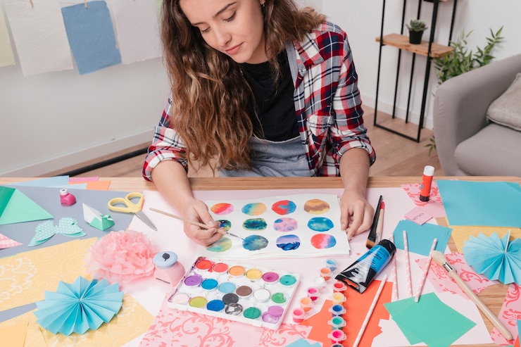 Foto gratuito retrato de mujer joven pintura abstracta círculo sobre papel blanco