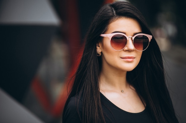 Retrato de una mujer joven posando afuera