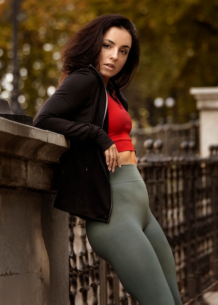 Retrato de mujer joven posando al aire libre